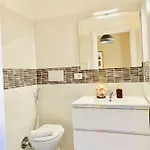 לינה וארוחת בוקר Mama Domus 4*